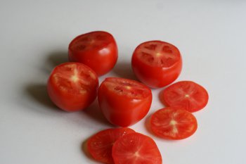 срезать верхнюю часть у помидор