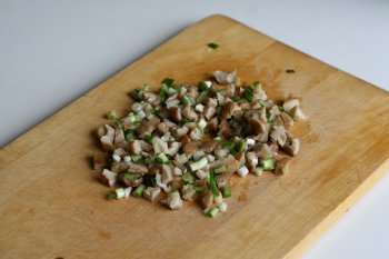 смешать грибы с зеленым луком, заправить салатной заправкой, поперчить