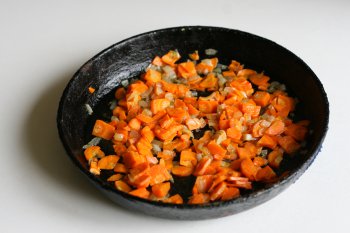 добавить морковь к луку и продолжить тушить
