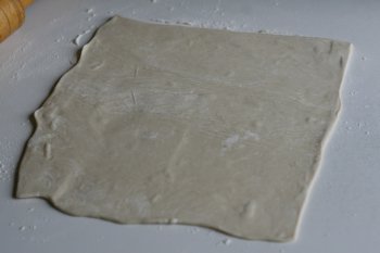 раскатать слоеное тесто (можно использовать готовое) в виде пласта толщиной 5-7 мм