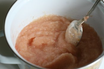 добавить в яблочное пюре сахар и варить до готовности