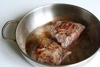 обжарить мясо до румяной корочки