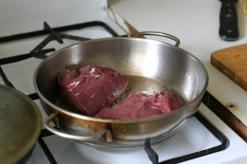 положить на горячую сковороду со сливочным маслом