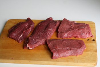 нарезать мясо на куски толщиной 2-2,5 см, посыпать солью и перцем