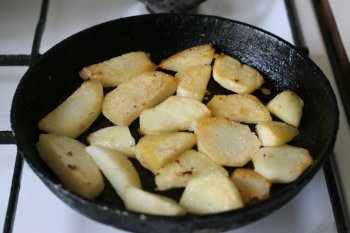 для гарнира отварить картофель, нарезать кружками и поджарить на сливочном масле