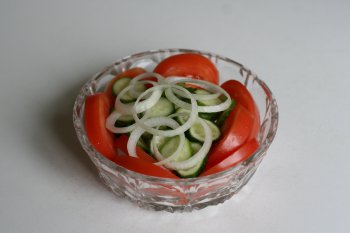 144. Салат из свежих помидоров и огурцов