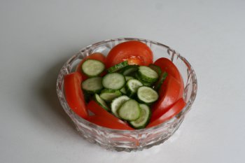 в салатник уложить помидоры и огурцы, посыпать солью, перцем