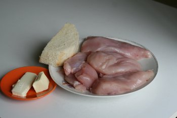 для котлетной массы нужно приготовить филе курицы, сливочное масло, пшеничный хлеб без корочек, его следует размочить в молоке или воде