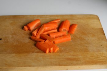 на гарнир можно сделать тушеную морковь и жареные кабачки, морковь нарезать крупными брусками