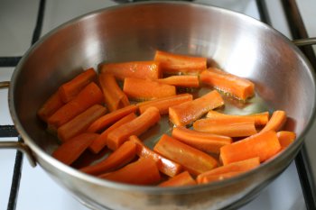 отдельно обжарить морковь