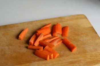 на гарнир приготовить отварной рис с тушеной морковью, морковь нарезать брусками