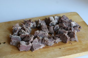 мясо нарезать на небольшие порционные куски