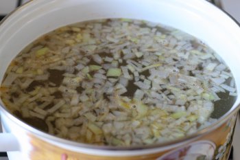 в кастрюлю с бульоном положить рис, лук, чеснок, томат-пюре и варить до готовности