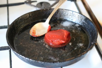 спассеровать томат-пюре на жире
