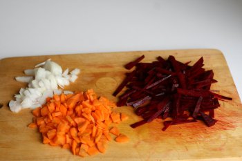 нарезать овощи: лук, морковь, свеклу