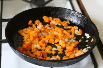 к луку добавить морковь, продолжать жарить