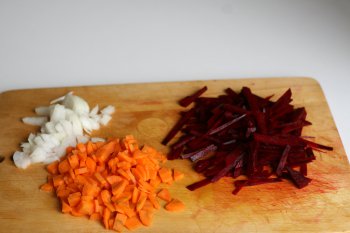 нарезать овощи: лук, морковь, свеклу