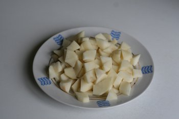 очистить картофель и нарезать дольками