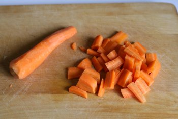 для бульона нарезать морковь