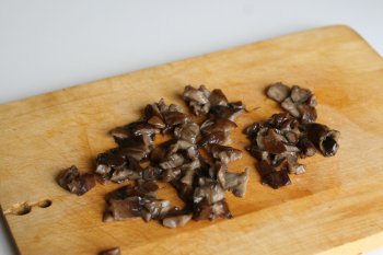 свежие грибы отварить и измельчить