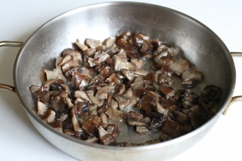 обжарить грибы на сковороде с маслом