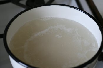 опустить рис в кипящую подсоленную воду