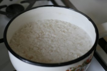когда рис немного разварится, набухнет, накрыть посуду крышкой