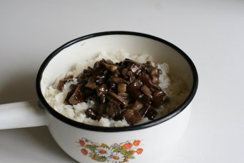 положить грибы в рис и готовить их вместе до готовности