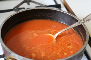 добавить томат-пюре, развести все водой и немного прокипятить на медленном огне