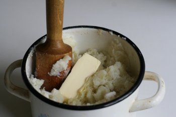 в сваренную картошку положить масло, соль, добавить горячее молоко и хорошо все раздавить толкучкой