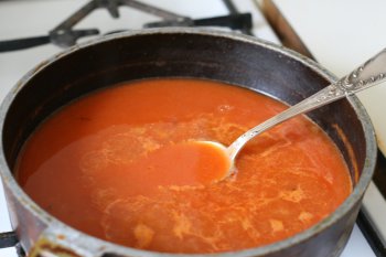 добавить к муке томат-пасту, соль, перец, сахар, развести водой и хорошо прогреть