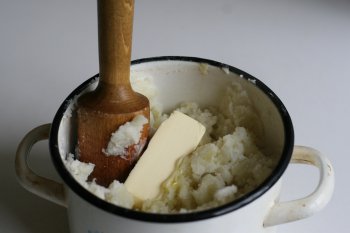 сделать картофельное пюре: растолочь картофель с добавлением сливочного масла и горячего молока