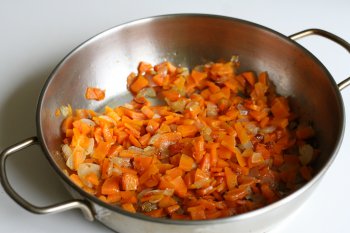 тушить до готовности лук с морковью