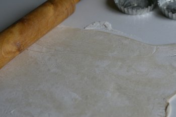 слоеное тесто раскатать толщиной 5-6 мм