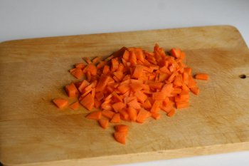 морковь нарезать тонко