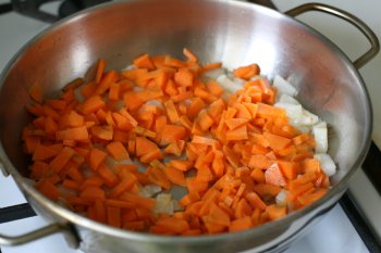 положить морковь к луку