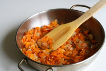 тушить лук и морковь до готовности
