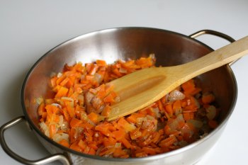 тушить вместе лук и морковь до мягкости