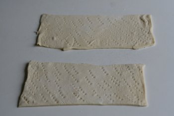 слоеное тесто раскатать в пласт толщиной 5-6 мм, разрезать тесто на полоски шириной 7-8 см