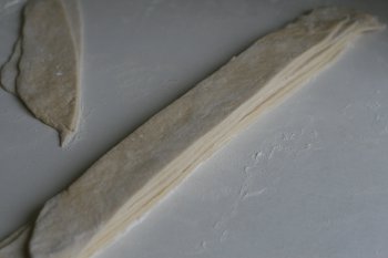 разрезать тесто на полоски шириной 5-6 см