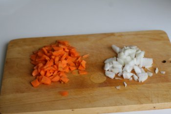 для супа измельчить лук и морковь