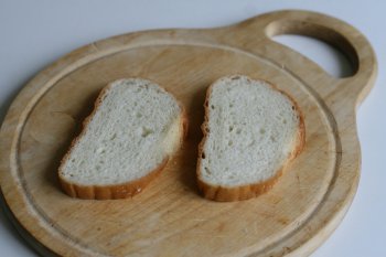пшеничный хлеб нарезать ломтиками в 1 см