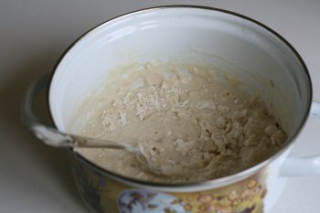 приготовить тесто на основе молока, положить в кастрюлю муку, соль, сахар