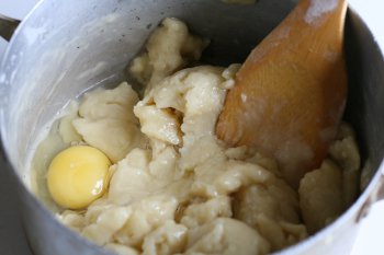 заваренное тесто нужно охладить до 70° и вводить по одному яйца, тщательно вмешивая их в тесто