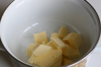 сливочное масло нарубить небольшими кусочками и размять его