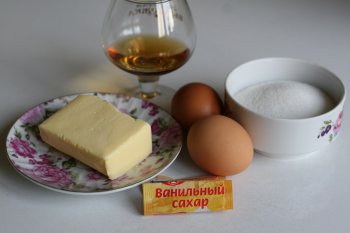 для приготовления крема понадобятся продукты: сливочное масло, сахар, яйца, ванильная пудра, коньяк