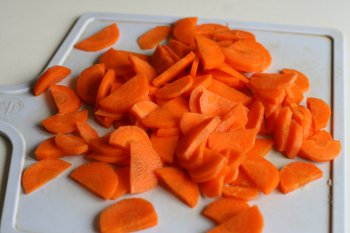 морковь измельчить тонкими дольками