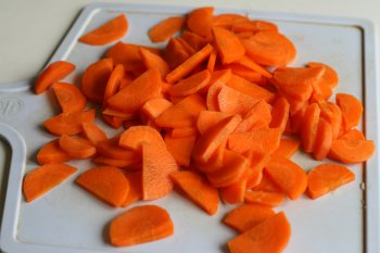 морковь нарезать кружками