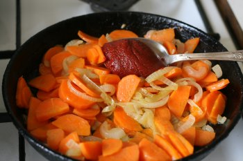 добавить томат-пюре к луку с морковью
