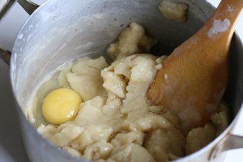 тесто остудить слегка, потом вводить по одному яйца, постоянно помешивая